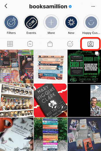 Instagram-Feed von @booksamillion, der die Registerkarte mit den markierten Inhalten hervorhebt
