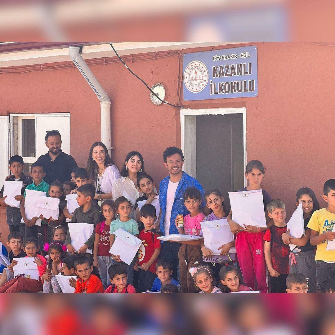 Buray nahm seine Gitarre und spielte und sang mit den Kindern! Die Freude an der Schule in die Bildung gebracht...