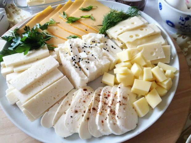 Käsediät, die in 15 Tagen 10 Kilo macht! Wie schwächt das Essen von Käse? Schockdiät mit Hüttenkäse und Salat