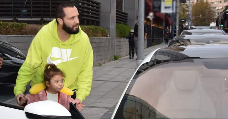 Berkay ging mit seiner Tochter, um sein neues Fahrzeug zu kaufen