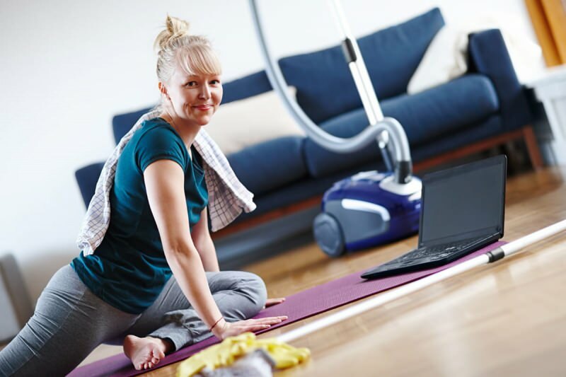 Während Sie zu Hause arbeiten, können Sie sich auch durch Training fit halten.
