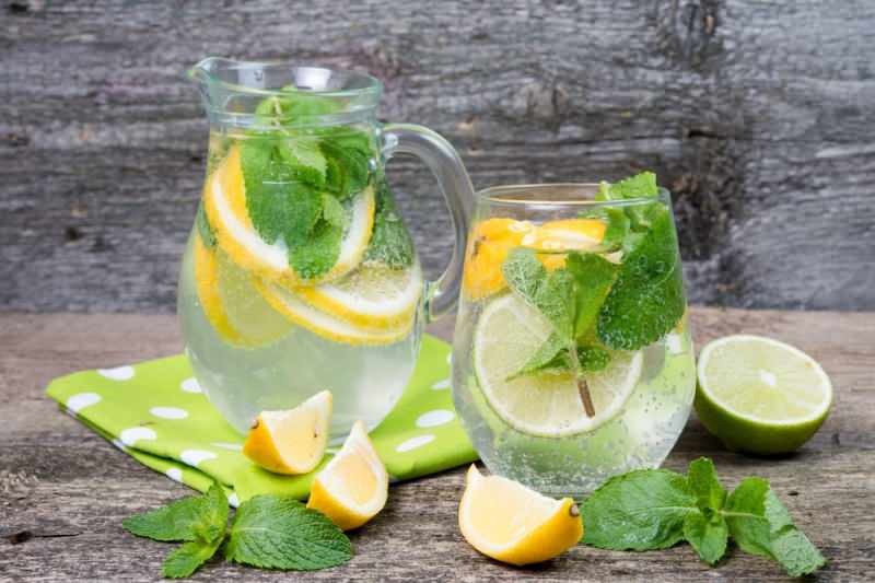 Mineralwasser mit Zitrone entspannt den Magen