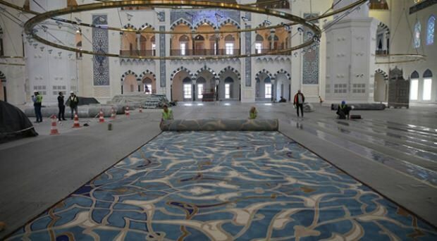 Teppiche der Çamlıca-Moschee wurden gelegt