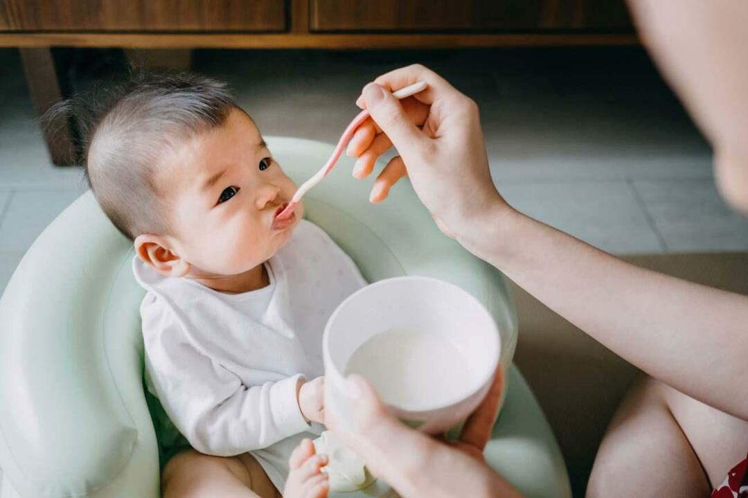 Babyjoghurt füttern