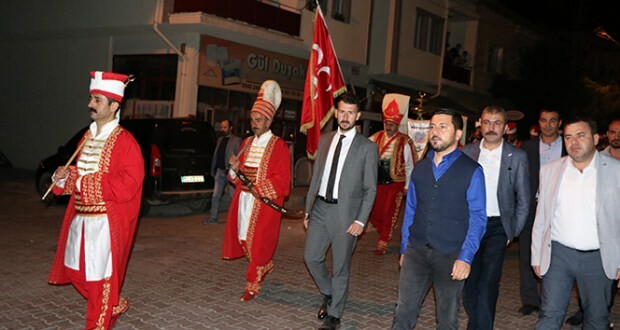 Der Bürgermeister von Nevşehir hob die Leute mit dem Team von Mehter auf