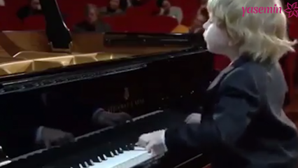 In dem Moment, in dem der kleine Pianist beim Auftritt ohnmächtig wird!