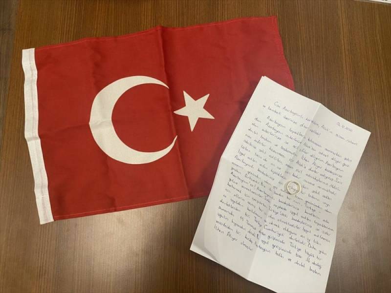 Das Lehrerpaar schickte einen Verlobungsring, um Aserbaidschan zu unterstützen