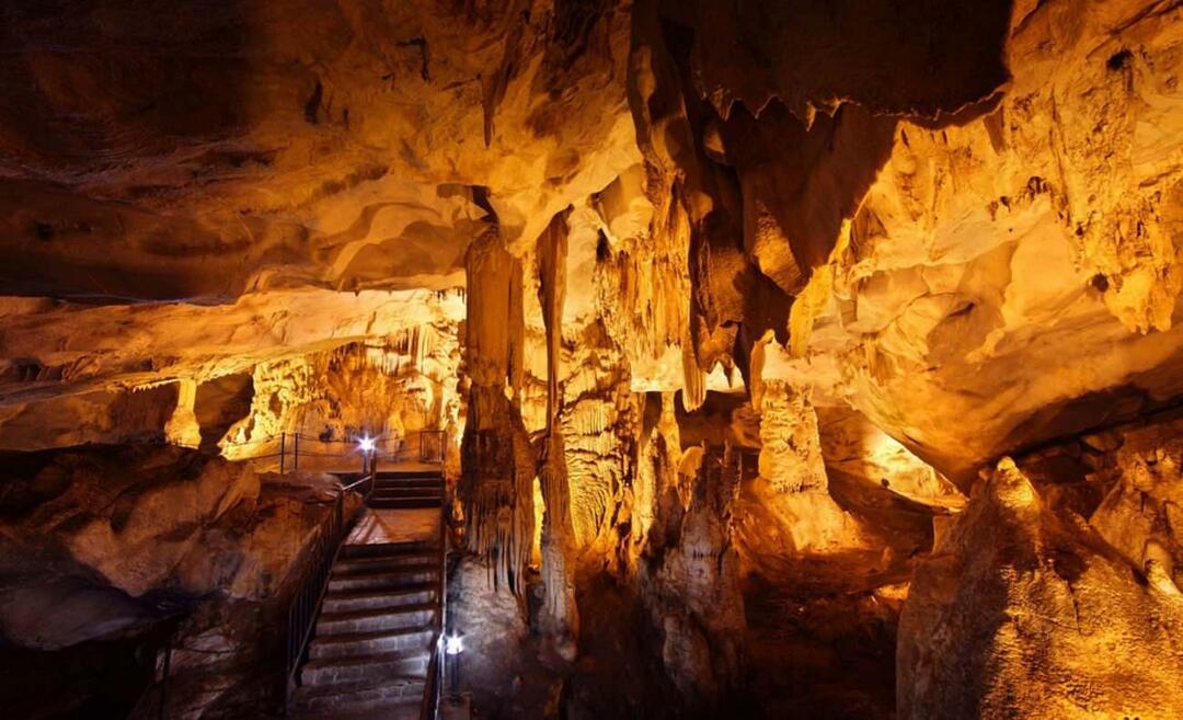 Szenen aus der Dupnisa-Höhle