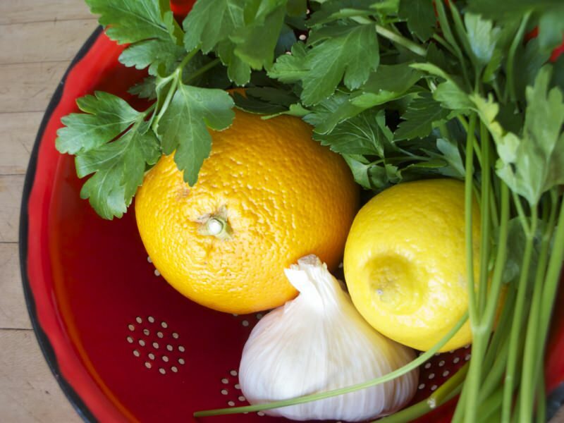 Wie Petersilie Zitrone und Knoblauch heilen?