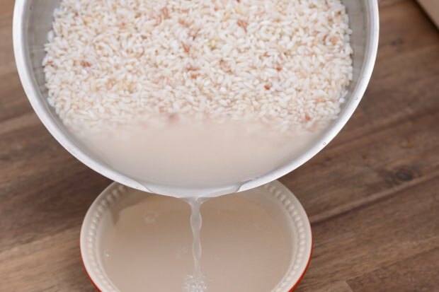 Wie man Reiswasser zubereitet