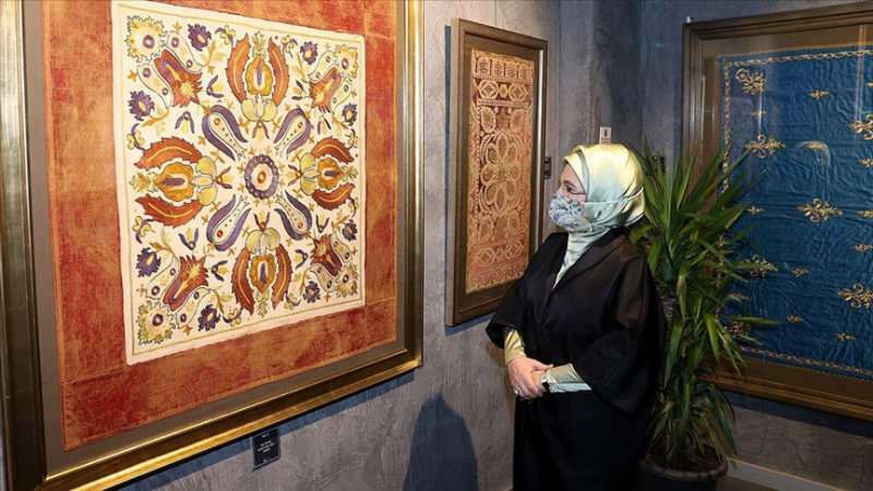 First Lady Erdoğan besuchte die Ausstellung "Der Stich, der das Herz berührt"!