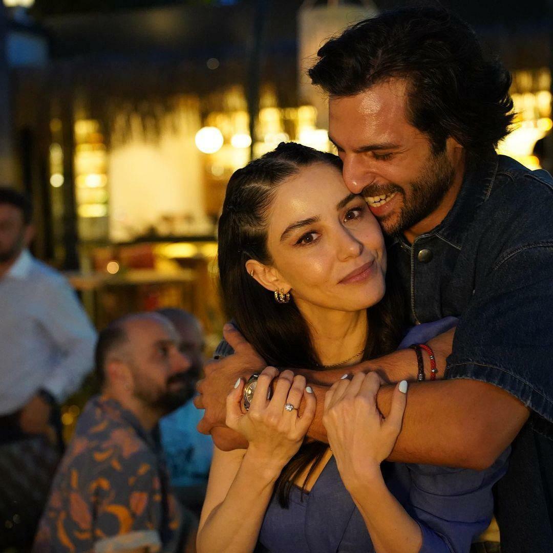 Das Hochzeitsgeschenk von Özge Gürel und Serkan Çayoğlu von ihren Fans brachte sie zum Schmunzeln