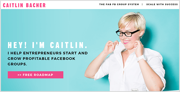 Caitlin Bachers Website hat einen blaugrünen Hintergrund mit einem Foto von Caitlin, die ihren Hemdkragen hochzieht. Der schwarze Text sagt: Hey, ich bin Caitlin und ich helfe Unternehmern, profitable Facebook-Gruppen zu gründen und aufzubauen.