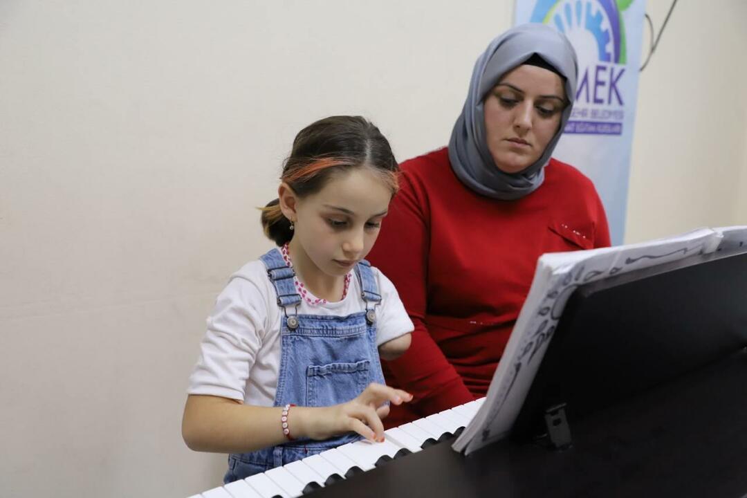 Zeynep, die nicht mit einem linken Arm geboren wurde, wird von ihrer Mutter gestützt.