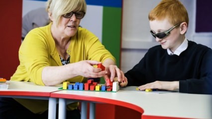 Was ist sehbehindert, persönliche Eigenschaften! Sehbehinderte Materialien: Braille-Alphabet