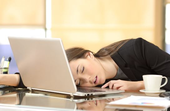 plötzliche Schlafattacken in der Arbeitsumgebung können zu übermäßigen Schlafkrankheiten führen