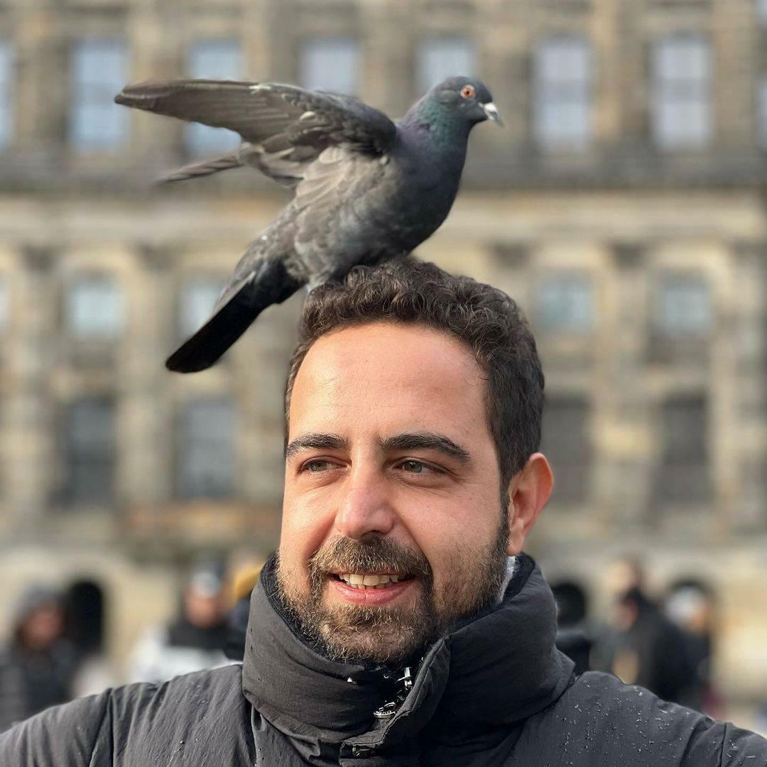 Ein Glücksvogel landete auf dem Kopf von Gökhan Çınar! Wenn du nach Europa gehst...