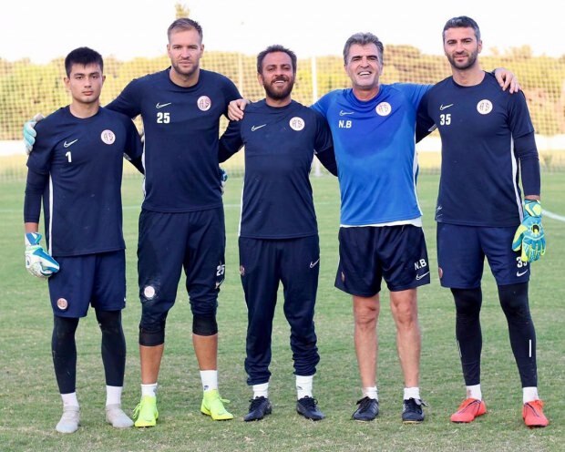 Erkan Kolçak Köstendil trainiert mit Fußballspielern aus Antalyaspor