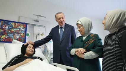 Präsident Erdoğan und seine Frau Emine Erdoğan trafen sich mit den Kindern der Katastrophe