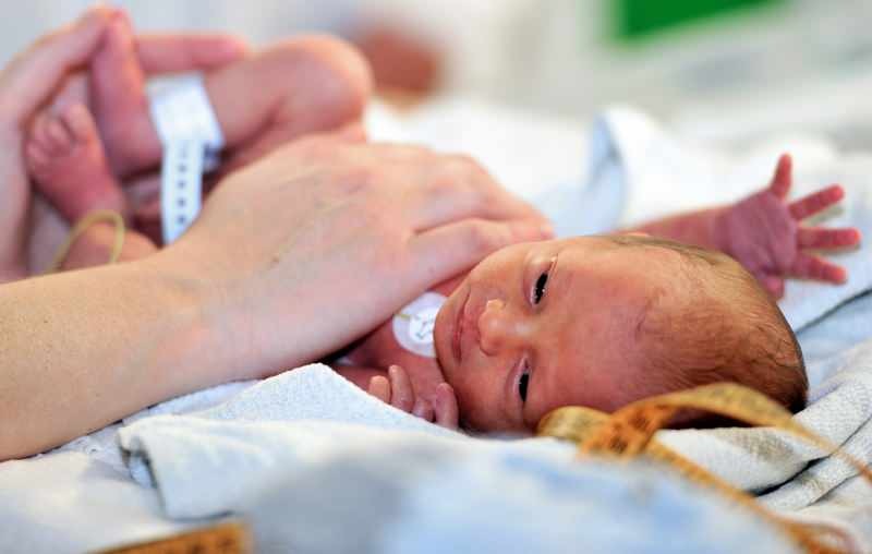Wie viele Tage bleiben Neugeborene im Inkubator?