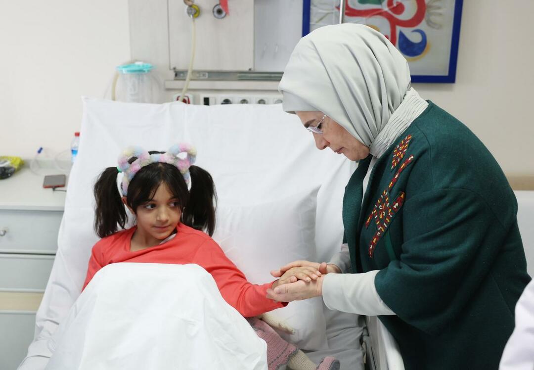 Emine Erdoğan hat die Opfer der Katastrophe besucht