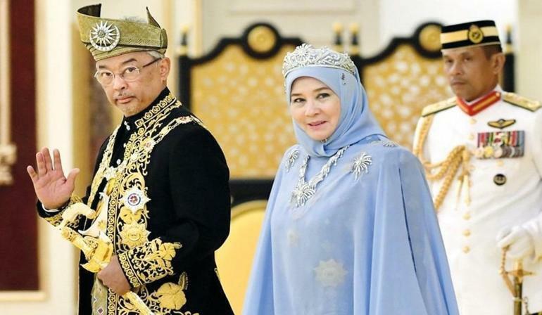 Überraschungsbesuch der Königin von Malaysia am Set des Establishments Osman