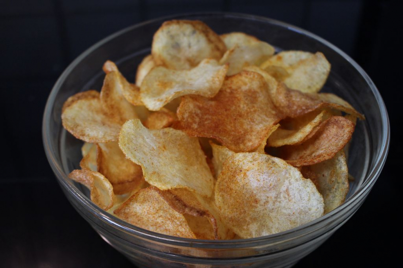 Wie macht man zu Hause Kartoffelchips? Was ist ein gesundes Pommes-Rezept? Tricks, um zu Hause Chips zu machen