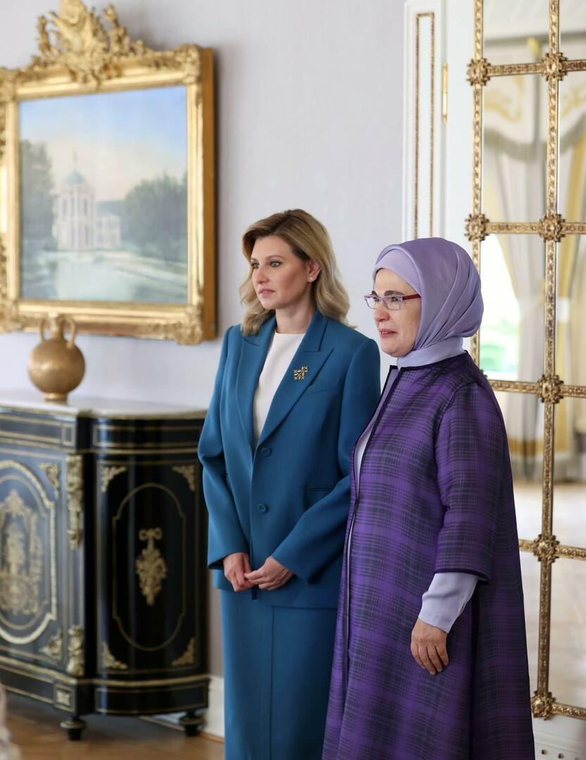 Emine Erdoğan empfing Olena Zelenskaya, die Frau des Präsidenten der Ukraine