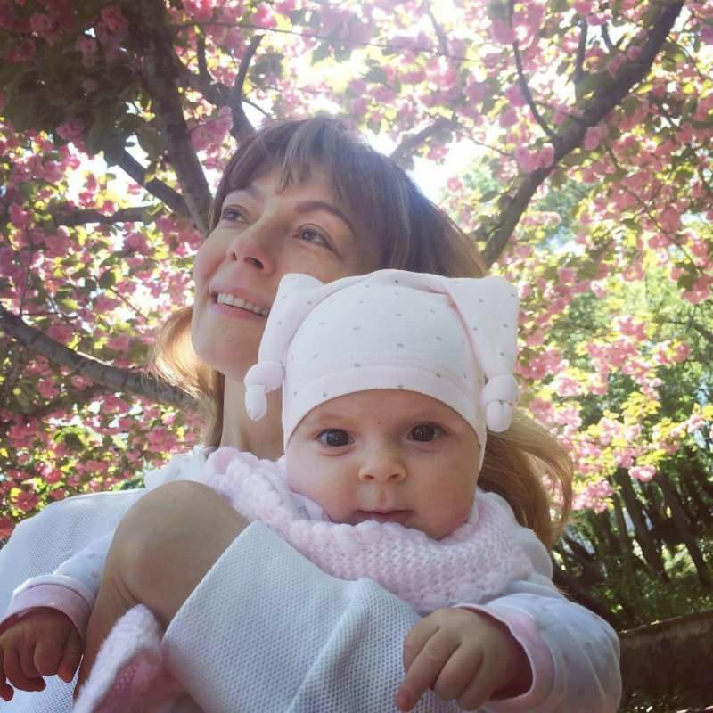 Neue Pose von frischer Mutter Özge Özder mit ihrer kleinen Tochter! Eva Luna die ganze Aufmerksamkeit ...