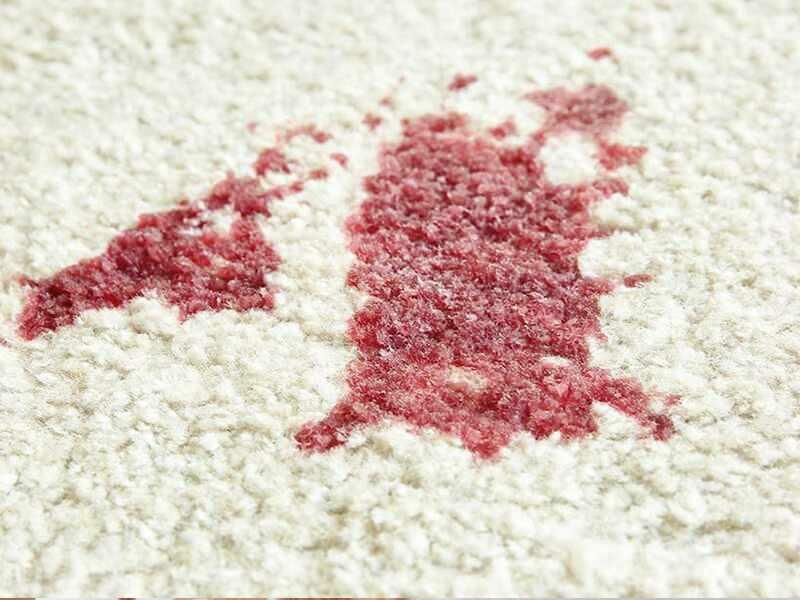 So entfernen Sie Maulbeerflecken vom Teppich