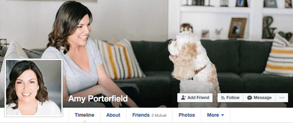 Amy Porterfield verwendet gelegentliche Bilder für ihr persönliches Facebook-Profil, die auch in geschäftlichen Kontexten funktionieren würden.