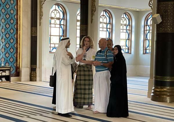 Touristen in Katar begegnen den Schönheiten des Islam