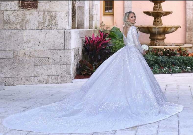 Tiffany Trumps langes Schleier-Hochzeitskleid war sehr beliebt