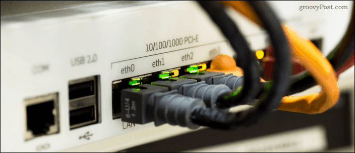 Ethernet-Kabel, die an einen Netzwerk-Switch angeschlossen sind
