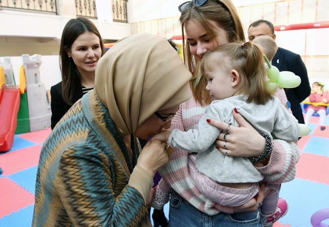 Emine Erdoğan hat sich mit ukrainischen Waisenkindern getroffen