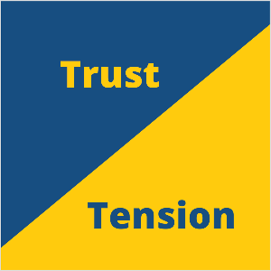 Dies ist ein quadratisches Beispiel für Seth Godins Marketingkonzept von Vertrauen und Spannung. Das Quadrat ist ein blaues Dreieck oben links und ein gelbes Dreieck unten rechts. Im blauen Dreieck steht im gelben Text Vertrauen. Im gelben Dreieck steht im blauen Text Spannung.