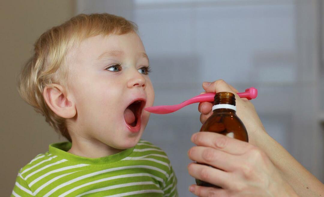 Ist es in Ordnung, Kindern Medikamente mit Esslöffeln zu geben?