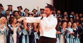 Sinan Akçıl Wind in der Ägäis! Der berühmte Sänger teilte die Freude der frischgebackenen Absolventen