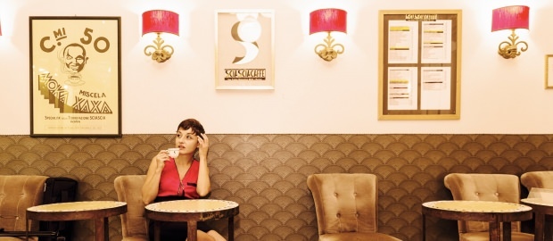 Großes Geheimnis in den Cafés von Neapel! Es gibt Kaffee auf dem Kleiderbügel!