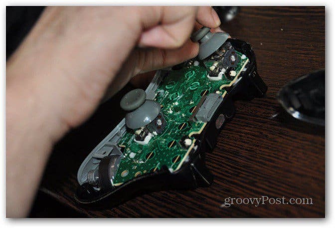 Ändern Sie die analogen Daumenstifte des Xbox 360-Controllers und entfernen Sie alte Sticks