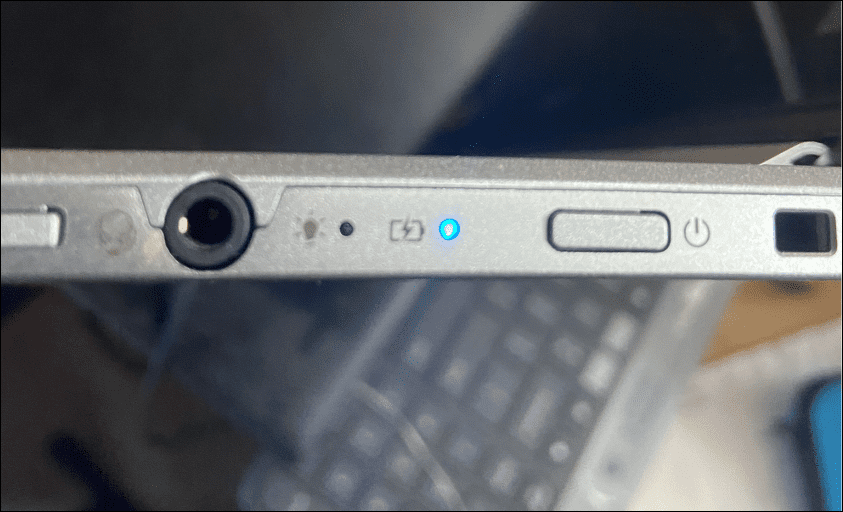 Power-Button-Seite repariert einen schwarzen Chromebook-Bildschirm