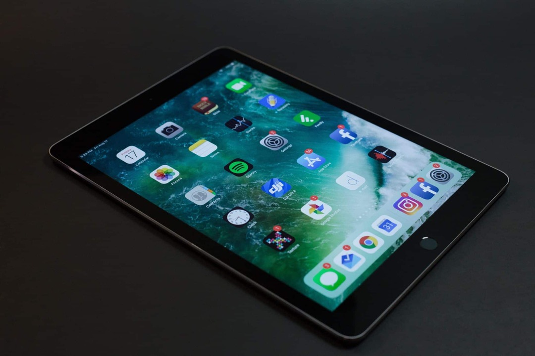 Ein iPad auf einem schwarzen Tisch
