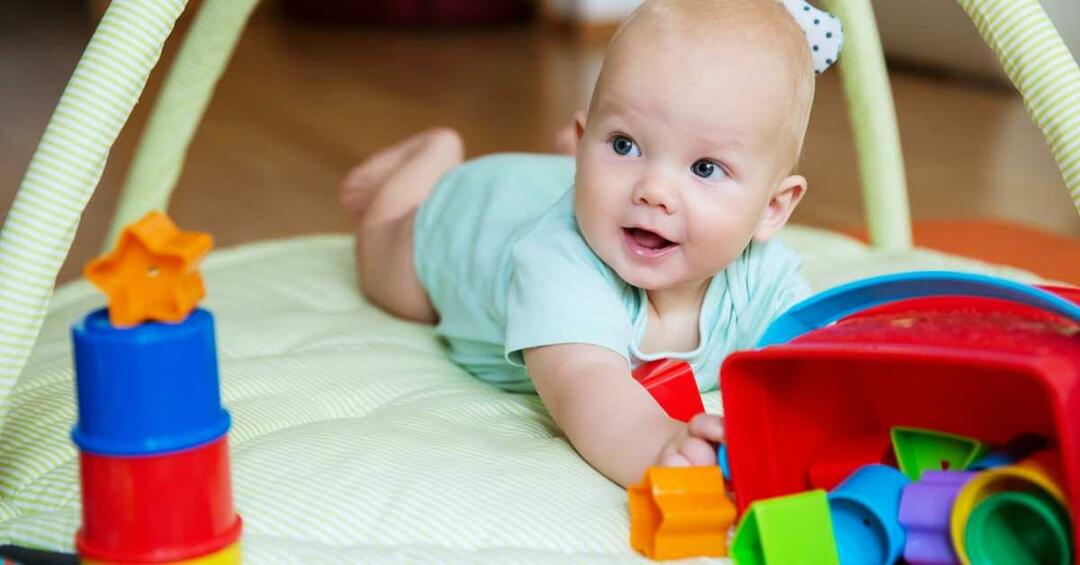 Sie können viel Spaß haben, während Sie Zeit mit Ihrem Baby verbringen! Hier sind Möglichkeiten, Spaß mit Babys zu haben