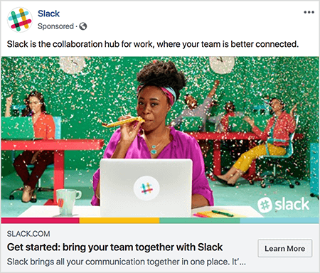 Dies ist ein Screenshot einer Facebook-Anzeige für Slack. Im Anzeigentext heißt es: "Slack ist das Kollaborationszentrum für die Arbeit, in dem Ihr Team besser vernetzt ist." Auf dem Anzeigenbild sitzt eine schwarze Frau mit einem grauen Laptop an einem Schreibtisch. Ihr Haar ist kurz und mit einem bunten Stirnband zurückgehalten. Sie trägt eine fuschia Bluse und eine türkisfarbene Halskette und bläst durch einen gelben Krachmacher. Im Hintergrund sitzen andere Leute an Schreibtischen und tragen bunte Kleidung. Das Büro ist hellgrün gestrichen und Konfetti fallen von der Decke. Talia Wolf empfiehlt, in Ihren Anzeigen solche Fotos zu verwenden, die rohe Emotionen zeigen.