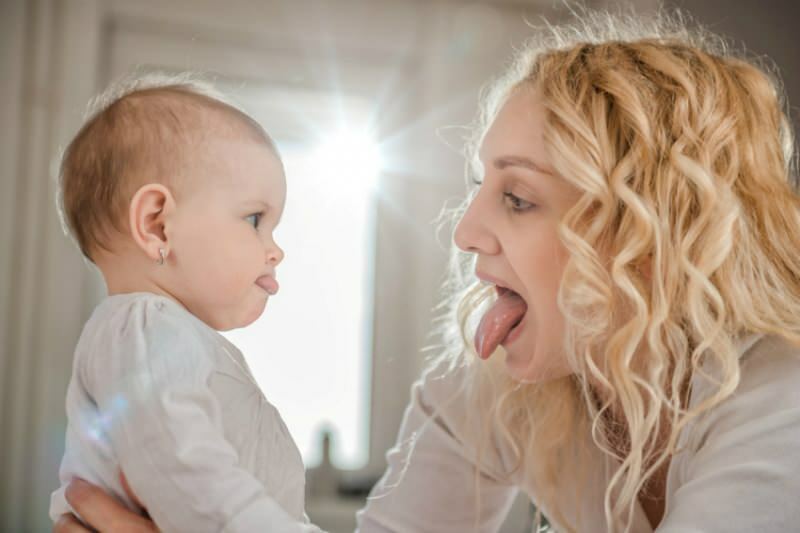Warum verbindet sich die Sprache bei Säuglingen? Symptome einer Zungenbindung bei Säuglingen