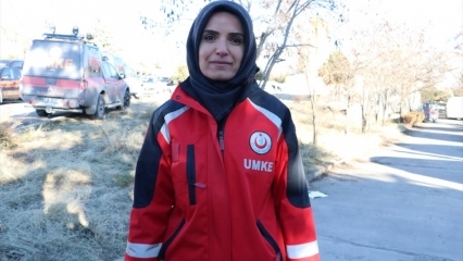 Mit wem spricht Emine Kuştepe beim Erdbeben mit Azize?