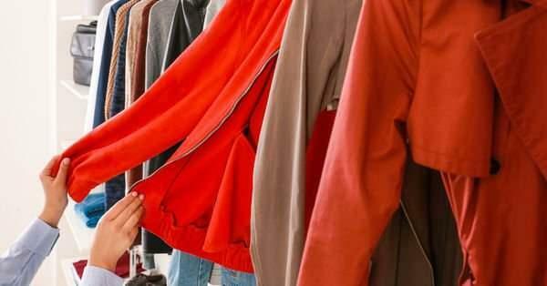 Kann die Krankheit durch im Laden anprobierte Kleidung übertragen werden?