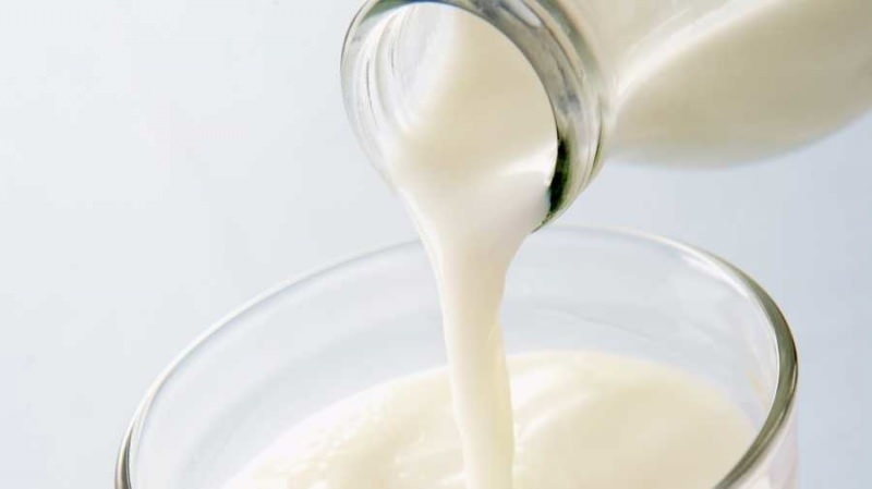 So vermeiden Sie das Herumspritzen beim Eingießen von Milch