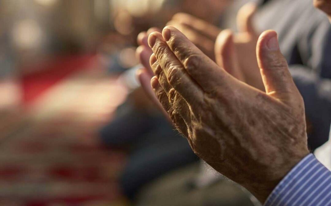 Geöffnete Hände zum Gebet