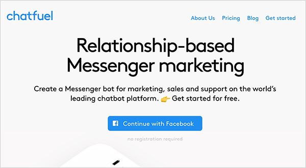 Dies ist ein Screenshot der Chatfuel-Website. Oben links erscheint das Wort „Chatfuel“ in blauer Schrift. Oben rechts befinden sich die folgenden Navigationsoptionen: Über uns, Preise, Blog, Erste Schritte. In der Mitte des Hauptbereichs der Website befindet sich mehr Text. Eine große Überschrift lautet "Beziehungsbasiertes Messenger-Marketing". Unter der Überschrift befindet sich der folgende Text: „Erstellen Sie einen Messenger-Bot für Marketing, Vertrieb und Support auf der weltweit führenden Chatbot-Plattform. Fangen Sie kostenlos an. “ Unter diesem Text befindet sich eine blaue Schaltfläche mit dem Facebook-Logo und dem blauen Text „Weiter mit Facebook“. Laut Natasha Takahashi ist Chatfuel eine Plattform zum Erstellen von Bots, mit der Vermarkter einen Bot erstellen können, ohne zu wissen, wie man programmiert.